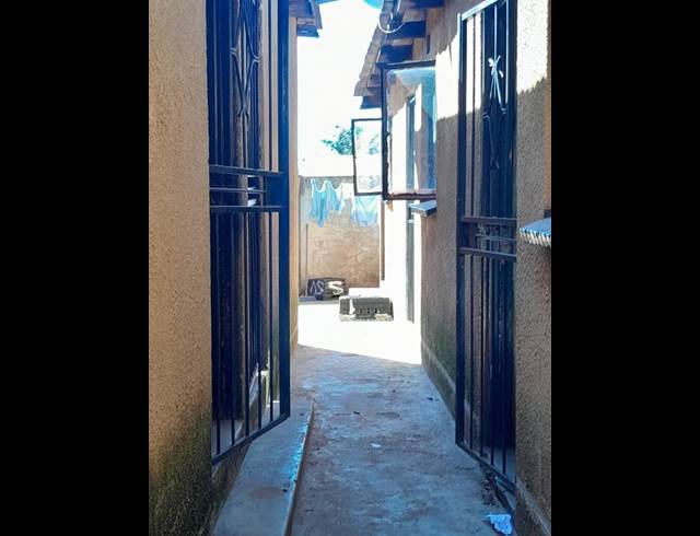 8 BEDROOM HOUSE FOR SALE IN TEMBISA EXT 11